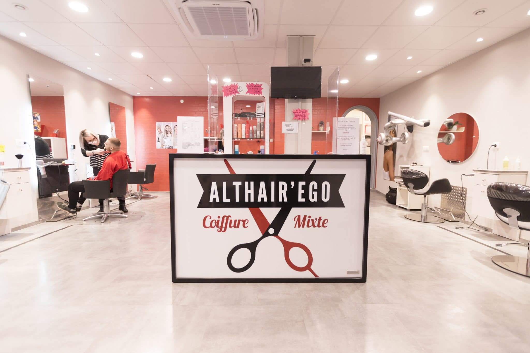 Logo client en situation, autocollant comptoir Althair'Ego Coiffure