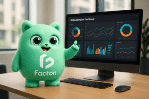 Le personnage FACTY en 3D devant un tableau de bord d’automatisation web sous lumière douce dans un bureau moderne.